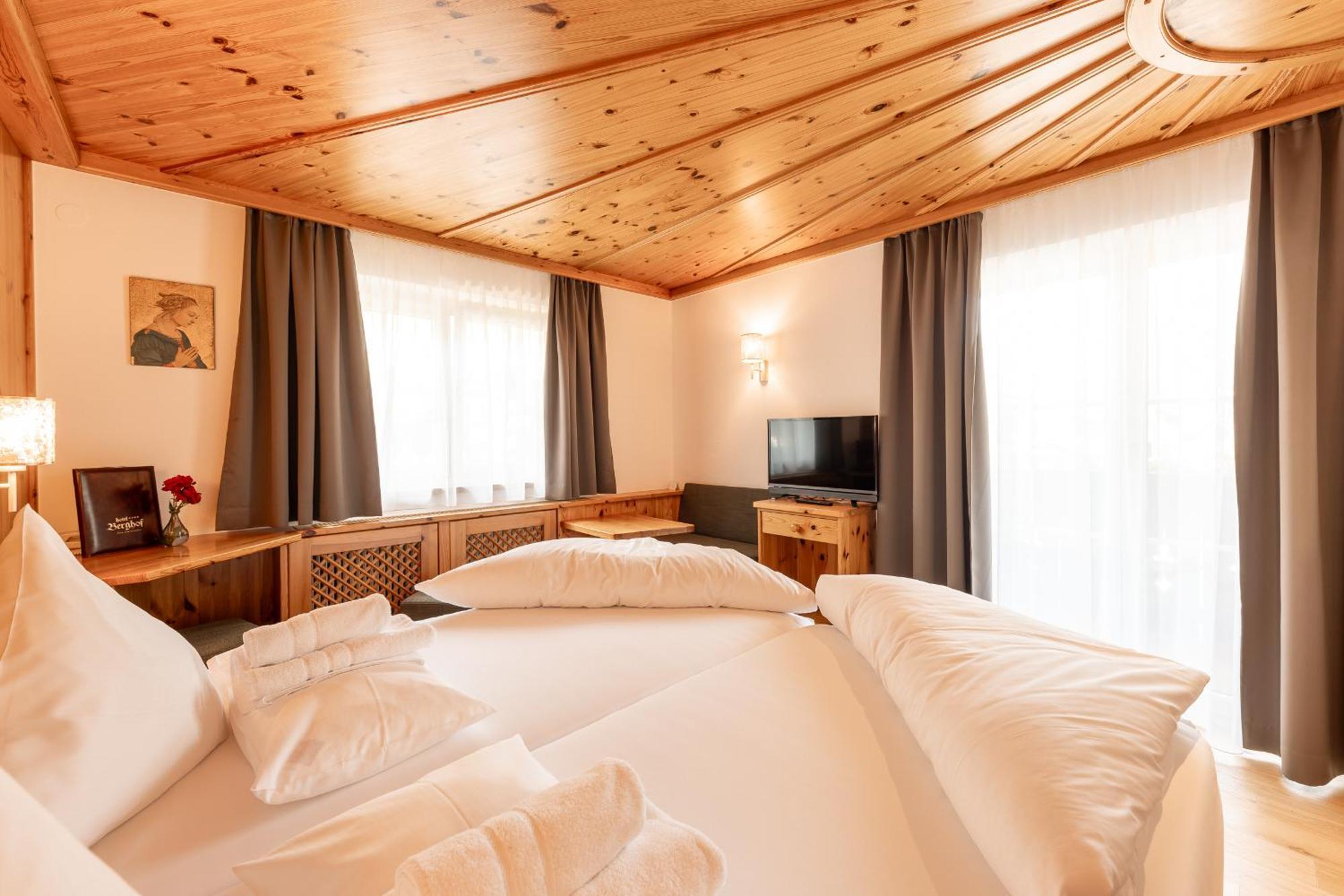 Hotel Berghof Нойщифт им Щубайтал Екстериор снимка
