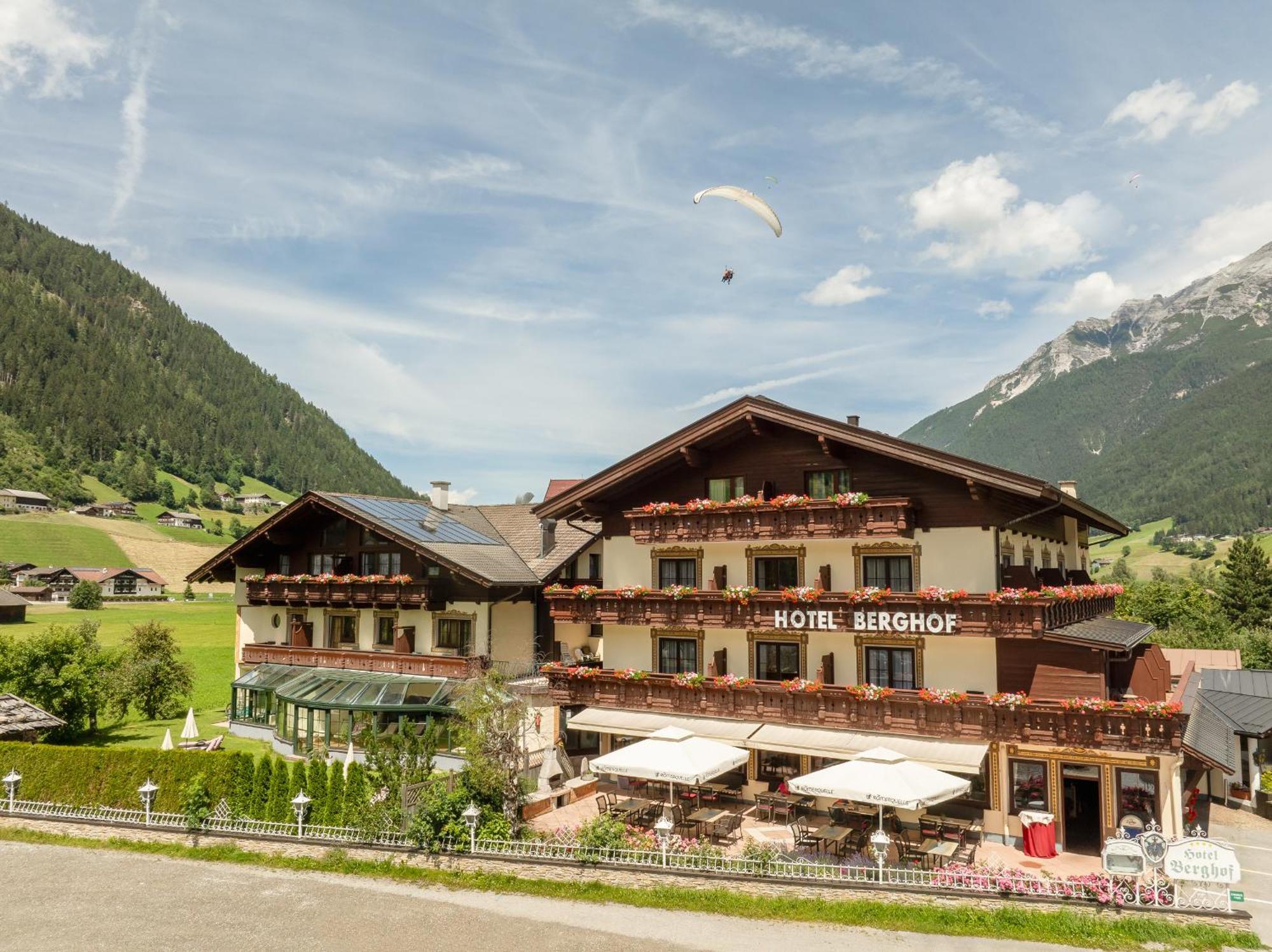 Hotel Berghof Нойщифт им Щубайтал Екстериор снимка
