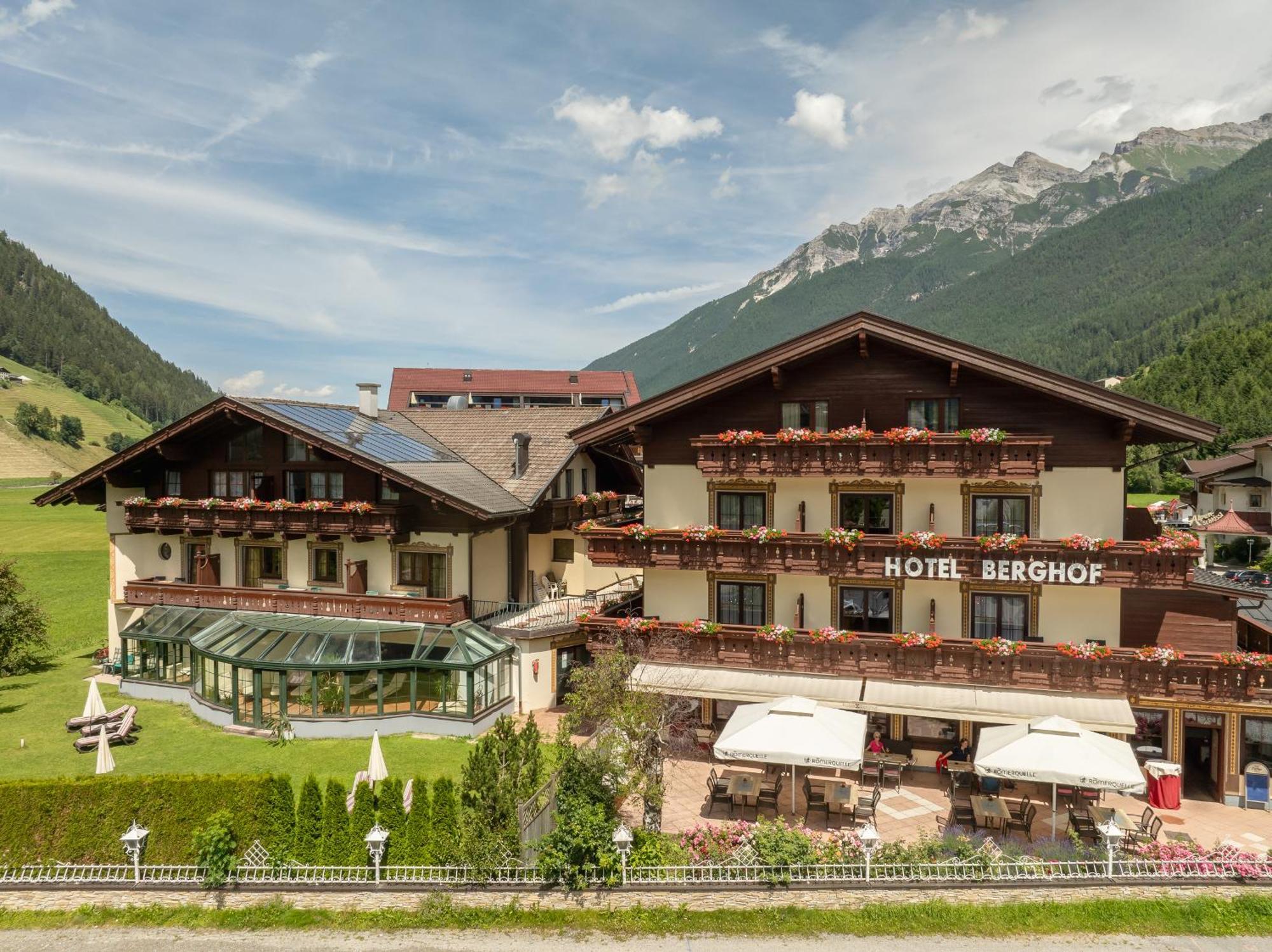 Hotel Berghof Нойщифт им Щубайтал Екстериор снимка
