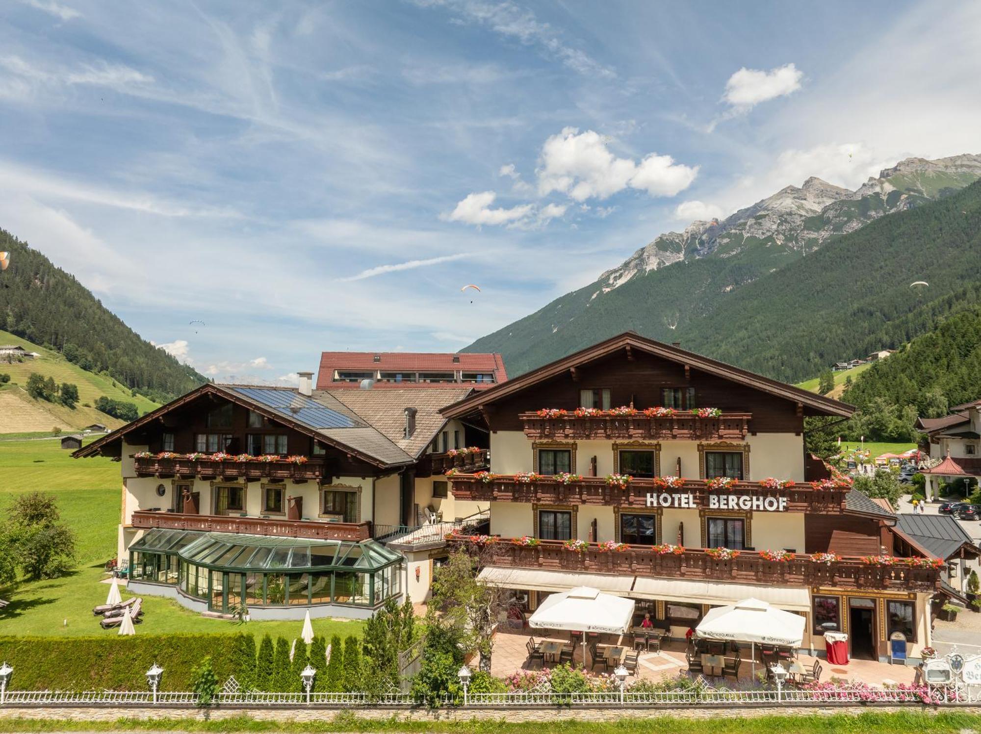 Hotel Berghof Нойщифт им Щубайтал Екстериор снимка