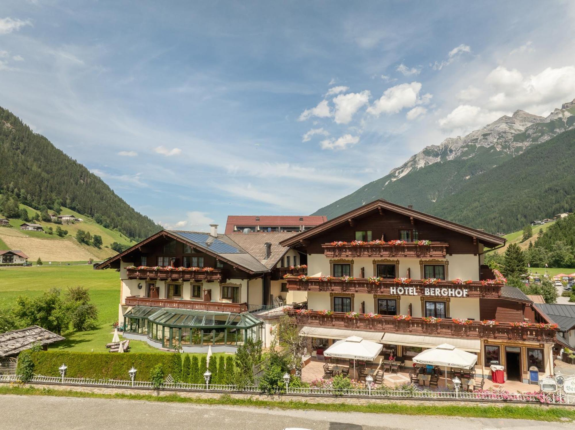 Hotel Berghof Нойщифт им Щубайтал Екстериор снимка